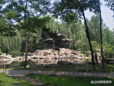 唐著名诗人王维，三首风景诗鼎立三足，描绘出别样江南！(王维最有名的写景诗)